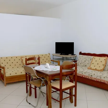 Seaview Apartment, *